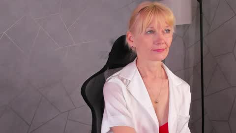 Snapshot of julie_lucasss chatting on 05-15-26, 11:45 Julie Lucasss online show from 05-15-26, 11:45