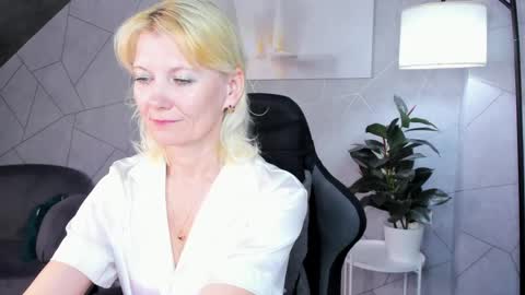 Snapshot of julie_lucasss chatting on 06-04-26, 12:16 Julie Lucasss online show from 06-04-26, 12:16