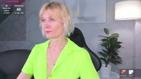 Snapshot of julie_lucasss chatting on 06-07-26, 11:41 Julie Lucasss online show from 06-07-26, 11:41