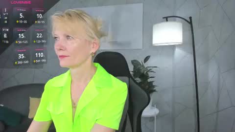 Snapshot of julie_lucasss chatting on 06-10-26, 11:46 Julie Lucasss online show from 06-10-26, 11:46