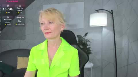 Snapshot of julie_lucasss chatting on 06-11-26, 12:32 Julie Lucasss online show from 06-11-26, 12:32