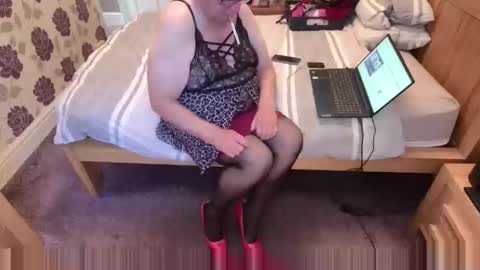 Snapshot of juliecd1955 chatting on 10-16-25, 01:12 brian online show from 10-16-25, 01:12