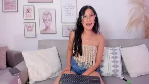 juliee_ross online show from 06-18-26, 01:37