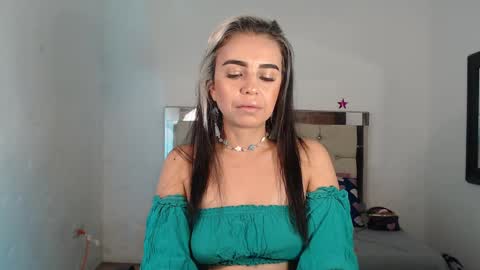 Snapshot of julieta__fox_ chatting on 02-19-25, 03:06 julieta__fox_ online show from 02-19-25, 03:06