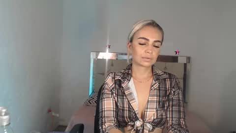 Snapshot of julieta__fox_ chatting on 02-23-25, 02:18 julieta__fox_ online show from 02-23-25, 02:18