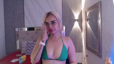 Snapshot of julieta__fox_ chatting on 03-16-26, 12:38 julieta__fox_ online show from 03-16-26, 12:38