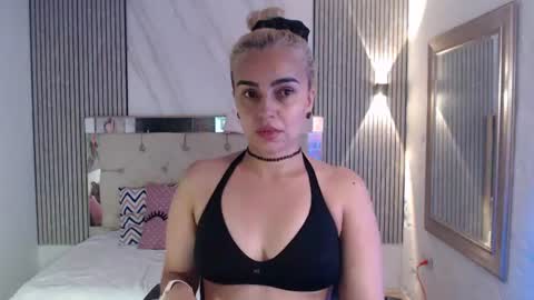 julieta__fox_ online show from 06-12-26, 07:02