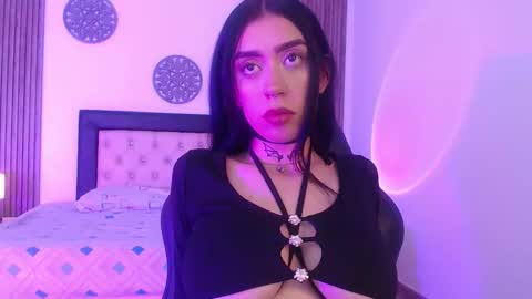 Snapshot of julieta_de_los_angeles chatting on 12-16-25, 02:49 Julieta online show from 12-16-25, 02:49