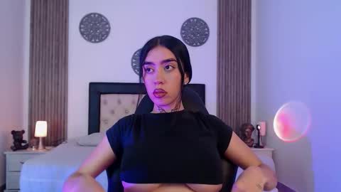 Snapshot of julieta_de_los_angeles chatting on 12-22-25, 03:36 Julieta online show from 12-22-25, 03:36