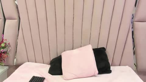 Snapshot of julieta_diamond chatting on 12-15-25, 11:53 Julieta online show from 12-15-25, 11:53