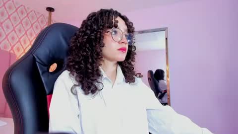 Snapshot of julieta_windsor chatting on 06-20-26, 12:19 JULIETA online show from 06-20-26, 12:19