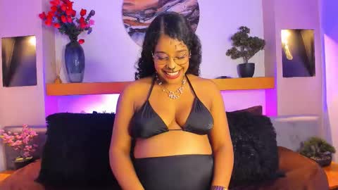 Snapshot of juliettasade chatting on 10-17-25, 12:30 online show from 10-17-25, 12:30