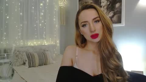Snapshot of juliettesensual chatting on 01-25-25, 09:35 JulietteSensual online show from 01-25-25, 09:35