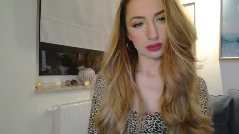 Snapshot of juliettesensual chatting on 02-23-25, 06:34 JulietteSensual online show from 02-23-25, 06:34