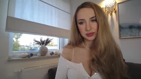 Snapshot of juliettesensual chatting on 10-19-25, 03:23 JulietteSensual online show from 10-19-25, 03:23