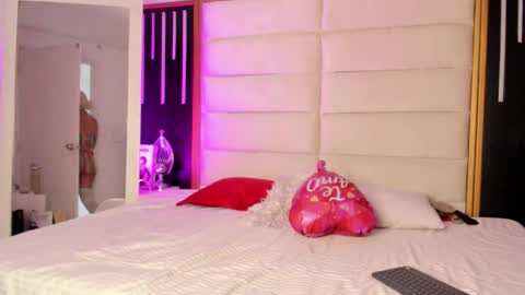 Snapshot of julimonroe19 chatting on 03-03-26, 01:06 Juli online show from 03-03-26, 01:06