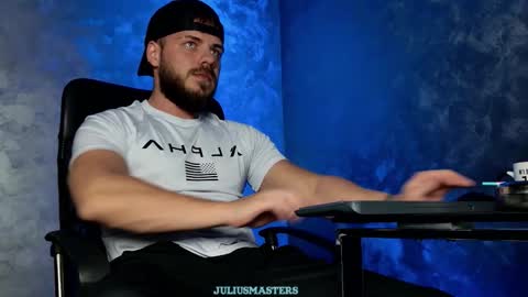 JULiUS   online show from 01-12-26, 08:58