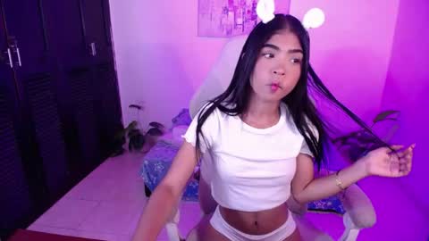 Snapshot of jully_dreams chatting on 05-01-26, 06:34 July online show from 05-01-26, 06:34