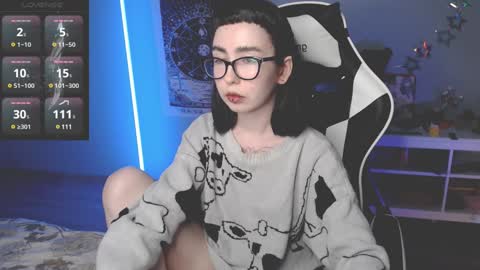 Snapshot of julscinamon chatting on 12-11-24, 08:07 Baroness Von Cringe online show from 12-11-24, 08:07