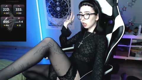 Snapshot of julscinamon chatting on 12-20-24, 06:35 Baroness Von Cringe online show from 12-20-24, 06:35