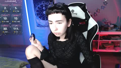 Snapshot of julscinamon chatting on 01-01-25, 06:59 Baroness Von Cringe online show from 01-01-25, 06:59