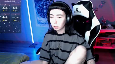 Snapshot of julscinamon chatting on 01-05-25, 07:39 Baroness Von Cringe online show from 01-05-25, 07:39