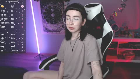 Snapshot of julscinamon chatting on 01-31-25, 05:21 Baroness Von Cringe online show from 01-31-25, 05:21