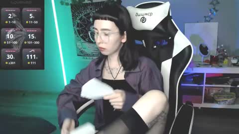 Snapshot of julscinamon chatting on 02-18-25, 05:42 Baroness Von Cringe online show from 02-18-25, 05:42