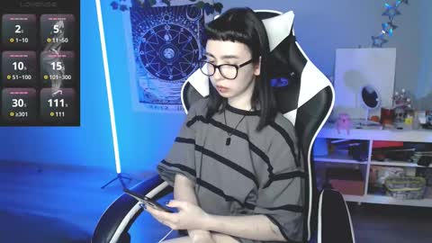 Snapshot of julscinamon chatting on 02-19-25, 05:49 Baroness Von Cringe online show from 02-19-25, 05:49