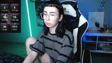 Snapshot of julscinamon chatting on 02-22-25, 07:47 Baroness Von Cringe online show from 02-22-25, 07:47