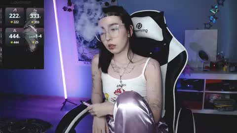 Snapshot of julscinamon chatting on 02-27-25, 04:53 Baroness Von Cringe online show from 02-27-25, 04:53