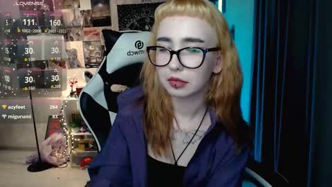 Snapshot of julscinamon chatting on 09-13-25, 03:56 Baroness Von Cringe online show from 09-13-25, 03:56