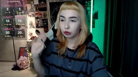 Snapshot of julscinamon chatting on 09-19-25, 04:29 Baroness Von Cringe online show from 09-19-25, 04:29