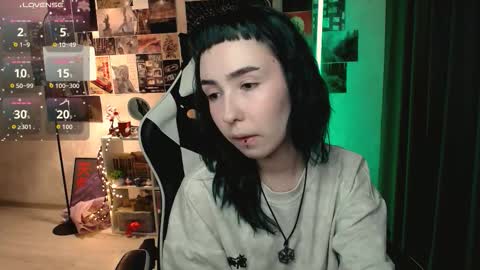 Snapshot of julscinamon chatting on 10-05-25, 01:20 Baroness Von Cringe online show from 10-05-25, 01:20