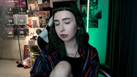 Snapshot of julscinamon chatting on 10-17-25, 03:58 Baroness Von Cringe online show from 10-17-25, 03:58