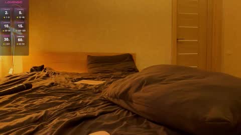 Snapshot of julya_flowerss chatting on 02-19-26, 07:43 Hloya online show from 02-19-26, 07:43