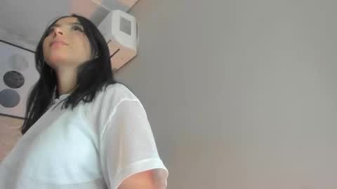 Snapshot of kanna02 chatting on 12-17-25, 10:32 Kanna online show from 12-17-25, 10:32