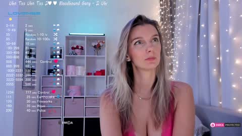 Snapshot of karamelsw chatting on 01-31-25, 08:43 Julia online show from 01-31-25, 08:43