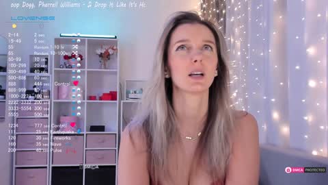 Snapshot of karamelsw chatting on 02-05-25, 08:14 Julia online show from 02-05-25, 08:14