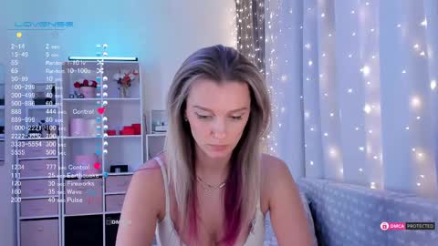 Snapshot of karamelsw chatting on 02-10-25, 09:04 Julia online show from 02-10-25, 09:04