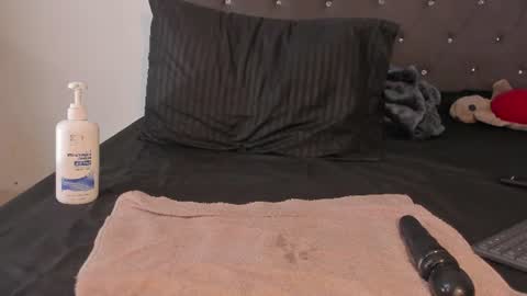 Snapshot of karely_laurent chatting on 06-12-26, 05:45 karely_laurent online show from 06-12-26, 05:45