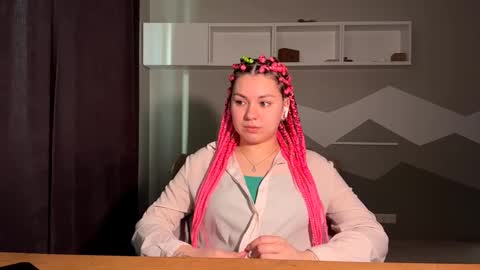 Snapshot of karisaeitniear chatting on 03-12-26, 06:19 Katty online show from 03-12-26, 06:19