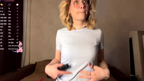 Snapshot of karlenegries chatting on 05-25-26, 02:17 Olivia online show from 05-25-26, 02:17
