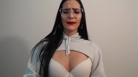 Snapshot of karlota_hank chatting on 01-19-25, 05:15 Karlis online show from 01-19-25, 05:15
