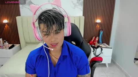Snapshot of karolandluna chatting on 02-10-25, 02:41 Karol and Luna online show from 02-10-25, 02:41