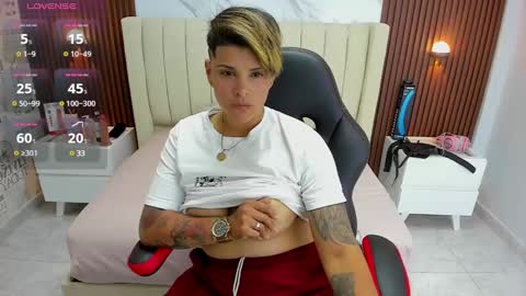 Snapshot of karolandluna chatting on 02-13-25, 02:23 Karol and Luna online show from 02-13-25, 02:23