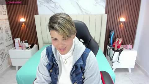 Snapshot of karolandluna chatting on 02-17-25, 02:09 Karol and Luna online show from 02-17-25, 02:09