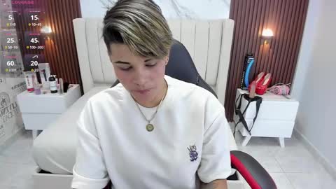 Snapshot of karolandluna chatting on 02-22-25, 02:39 Karol and Luna online show from 02-22-25, 02:39