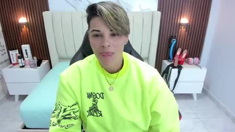 Snapshot of karolandluna chatting on 02-24-25, 02:40 Karol and Luna online show from 02-24-25, 02:40