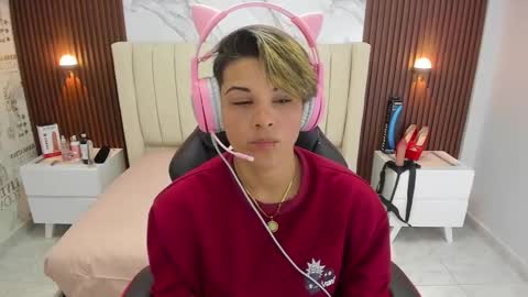 Snapshot of karolandluna chatting on 02-25-25, 02:36 Karol and Luna online show from 02-25-25, 02:36